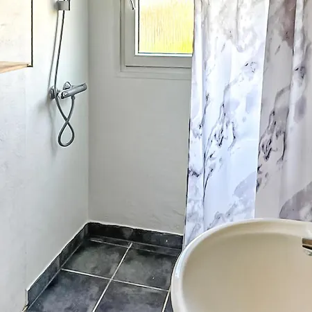 Дом отдыха 2 Bedroom Gorgeous In V